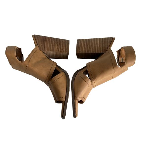 Dolce Vita Brista Brown Faux Leather Stacked Heel
Ankle Strap Sandals Size 9 - Picture 3 of 7